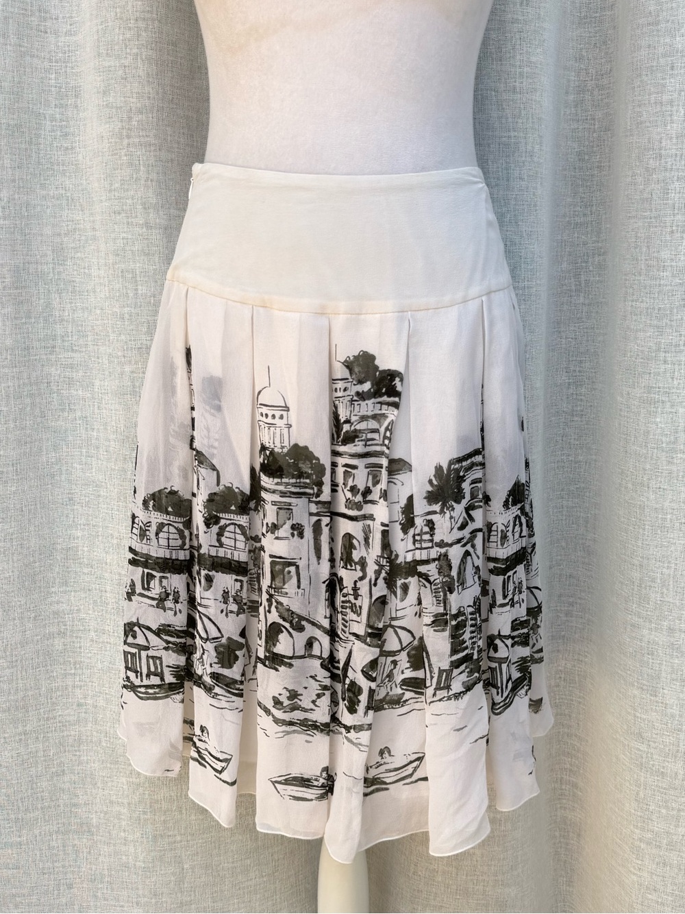 Silk skirt black and white cityscape print with a pleated design